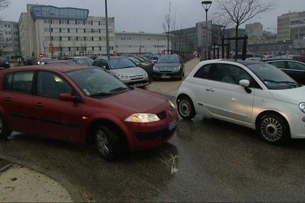 Le parking du CHU est constamment saturé