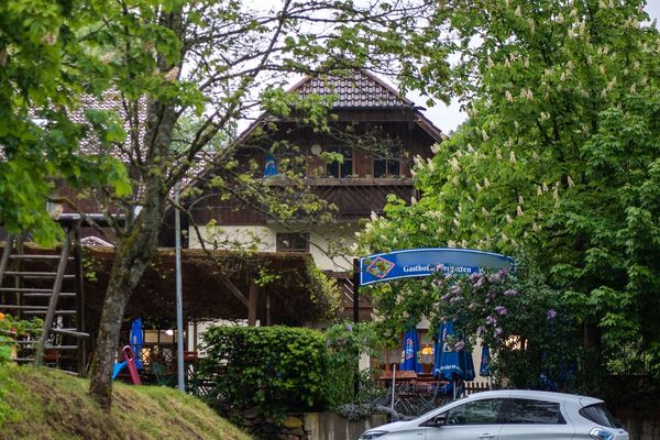 Une femme de chambre a trouvé trois cadavres samedi 11 mai, dans cette auberge, à Passau (Bavière).