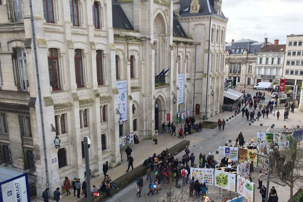 Animation autour de l'Hotel de ville pendant le FIBD 2018