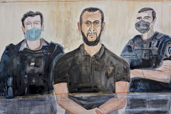 Salah Abdeslam a invoqué son droit au silence et a refusé dans un premier temps de répondre aux questions de la cour ce mercredi.