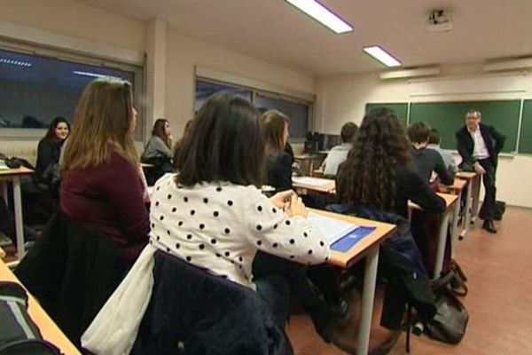 À chacune des deux étapes d’orientation structurant l’enseignement secondaire (collège et lycée), les filles font des choix plus favorables à la poursuite des études, selon l'Insee.