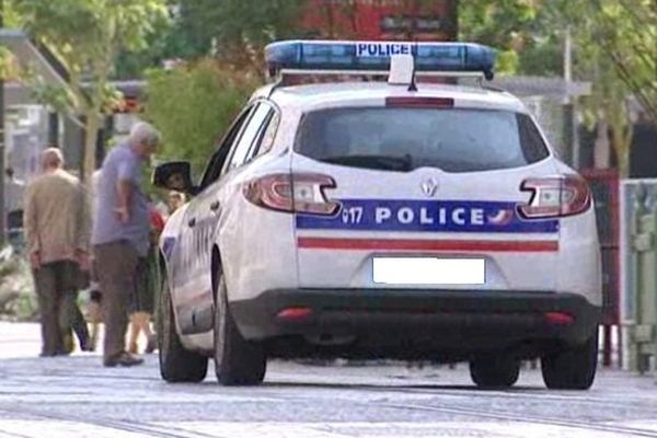 Voiture de police rue des Carmes à Orléans. 