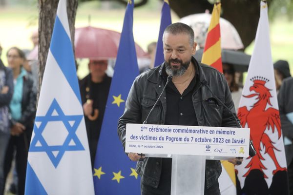 En hommage aux victimes du 7 octobre 2023, l’artiste niçois Joann Sfar a réalisé une œuvre exposée à la colline du Château de Nice.