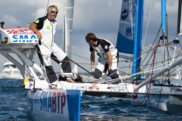 Yvan Bourgnon, accompagné de Vincent Beauvarlet, lors du départ des Sables-d'Olonne pour son tour du monde en octobre 2013.