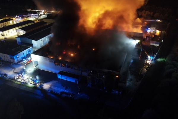 Un important incendie s'est déclaré au cœur de l'usine Excoffier, dédiée au recyclage de déchets et située sur la commune de Chêne-en-Semine en Haute-Savoie (23 octobre 2023).