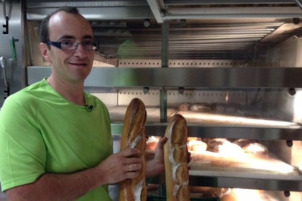 Le boulanger Alban Capelas a pu utiliser pour la première fois son nouveau fournil dans la nuit de samedi à dimanche 28 juin. 