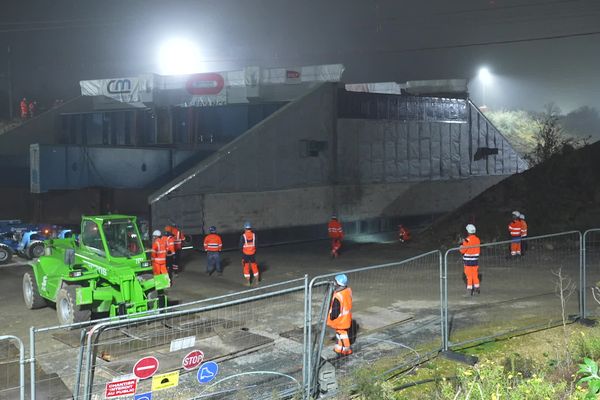 Une structure en béton lourde de 1700 tonnes a été positionnée dans la nuit du jeudi 31 octobre au vendredi 1er novembre à Bretteville-sur-Odon (Calvados)