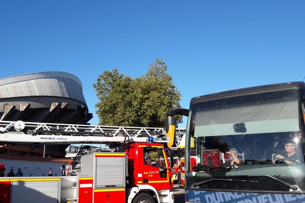 Les pompiers et leurs véhicules aux abords de Beaublanc. 