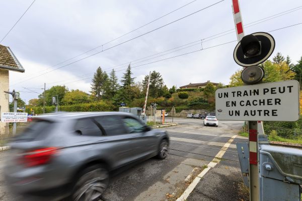 Une voiture vide a été percutée par un train au niveau d'Yvetot (Seine-Maritime), lundi 25 novembre 2024.