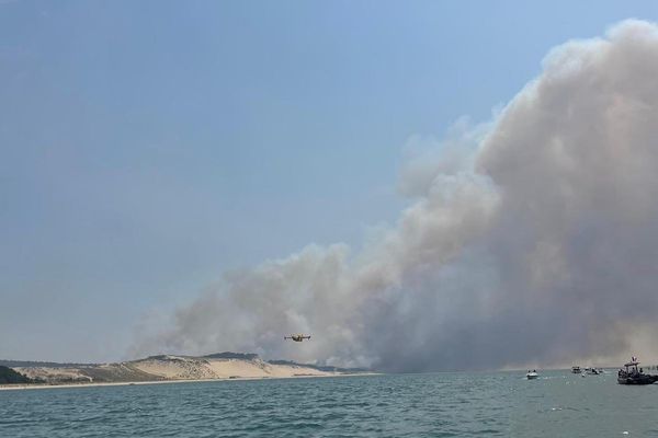 Le feu atteint la plage de la Lagune, près de la dune du Pilat ce dimanche 17 juillet 2022.