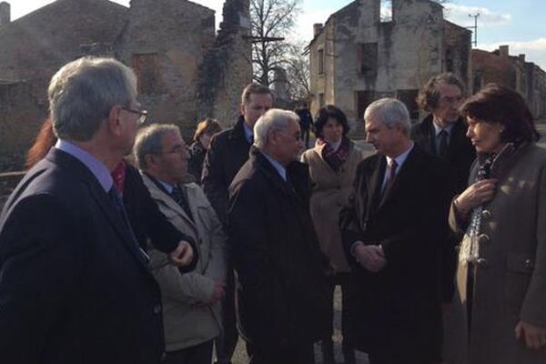 Le président de l'Assemblée Nationale Claude Bartolone s'entretient avec Robert Hébras, rescapé du massacre d'Oradour-sur-Glane, vendredi 15 mars 2013