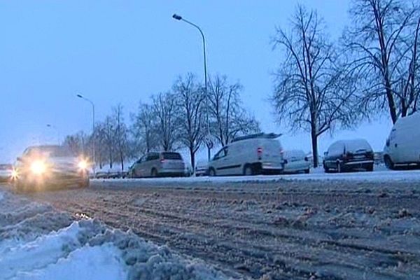 1 à 2 cm de neige supplémentaires sont encore possibles, mais ne justifient pas le maintien de la vigilance orange, estime Météo France. 