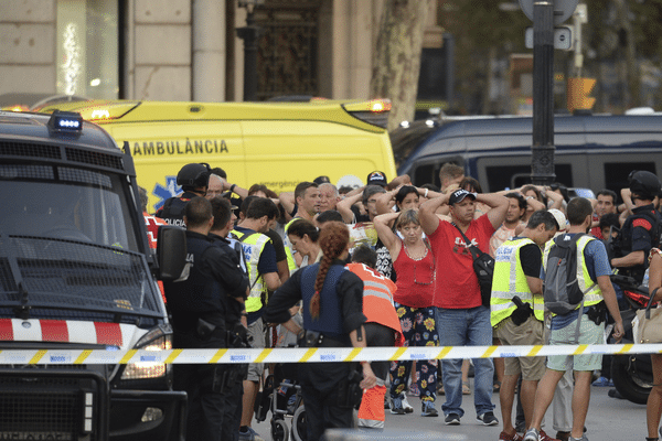 Des policiers espagnols effectuent des contrôles d'identité après une attaque terroriste sur les Ramblas à Barcelone en Catalogne jeudi 17 août 2017.