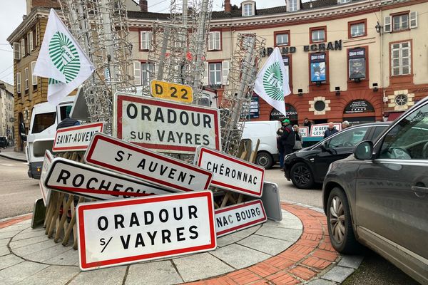 Des panneaux de commune démontés et "pris en otage" depuis deux semaines, installés ce lundi place Denis Dussoubs à Limoges. Les maires des communes concernées sont invités à les récupérer en personne, en signe de soutien à la mobilisation agricole.