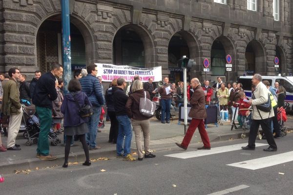 Environ 80 personnes seulement ont répondu à l'invitation du collectif "Les Familles plumées", dimanche après-midi devant la préfecture de Clermont-Ferrand.