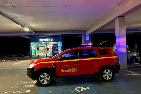 L'incendie était maîtrisé à l'arrivée des sapeurs-pompiers.