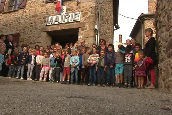 La commune ne peut plus financer les postes d'agents de cantine et de surveillants de garderie : un casse tête pour les parents qui se mobilisent.