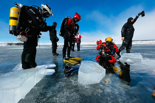 Les pompiers de l'Aveyron ont plongé sous la glace de plus de 20cm d'épaisseur du lac des Moines.