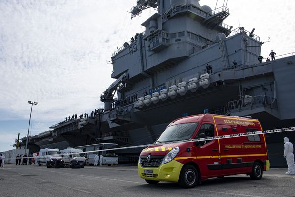 Deux nouveaux cas de nouveau coronavirus ont été détectés parmi des marins du porte-avions français Charles-de-Gaulle. Photo du 12 avril 2020