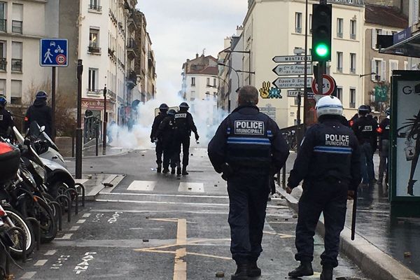 Des heurts entre lycéens et forces de l'ordre se sont produits à Vincennes (Val-de-Marne) ce lundi 10 décembre.