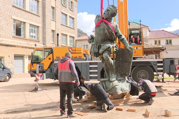 La statue de Sampiero Corso lors de son enlèvement à Bastelica en Haute-Corse