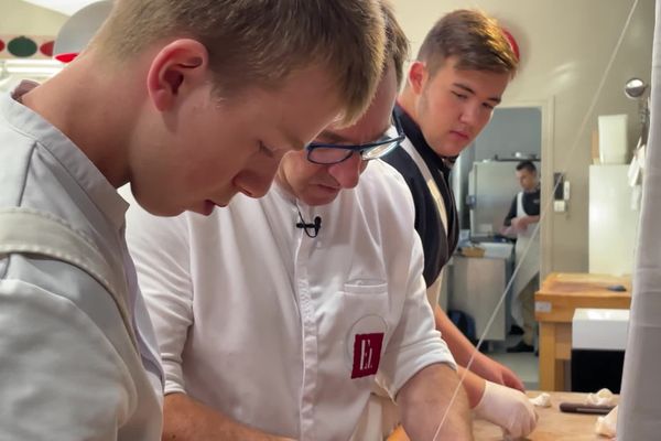 Eric Larrazet, boucher-charcutier à Arsac en Gironde, emploie et forme trois apprentis chaque année.