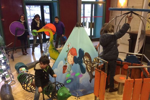 A l'occasion du festival des jeux de Rouen, les enfants peuvent profiter d'un manège qui fonctionne grâce à la force des parents.