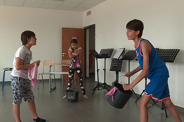 Pendant ce stage, les enfants apprennent à chanter, à danser et à jouer la comédie. 