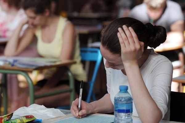 Une lycéenne aux épreuves du bac. Illustration