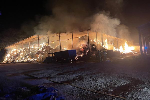 Illustration d'un incendie dans un bâtiment agricole.