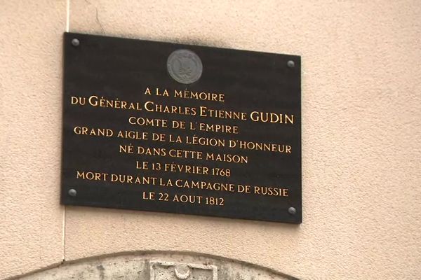 À Montargis, le Général Gudin est bien présent. Une stèle a été installée sur son ancienne maison, située à la rue Gudin.