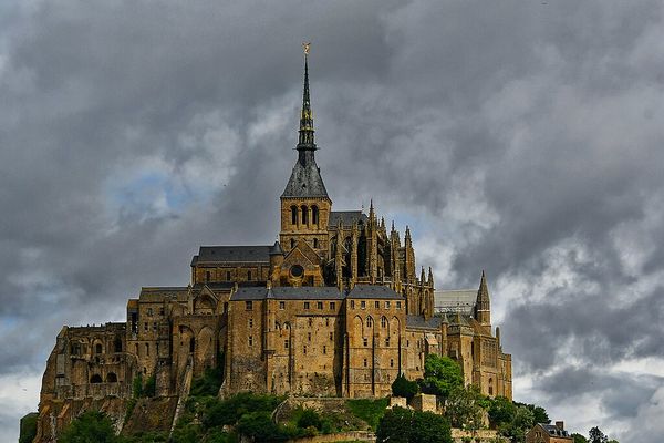 Ciel nuageux sur le Mont-Saint-Michel ce SAMEDI.