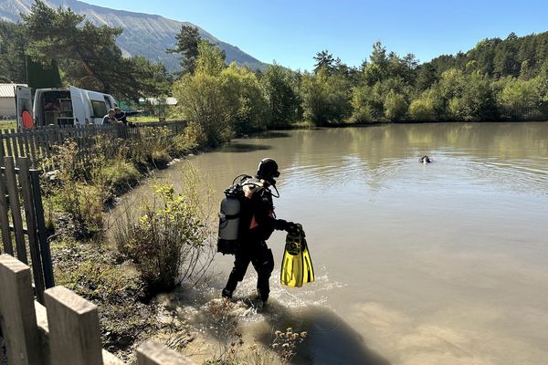 Ce mardi matin, des plongeurs ont sondé le lac de pêche du Vernet sous la direction de la brigade de recherche de la gendarmerie de Marseille.