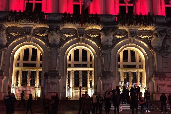 Environ 200 Tourangeaux ont bravé l'interdit du préfet d'Indre-et-Loire pour rendre hommage aux victimes des attentats