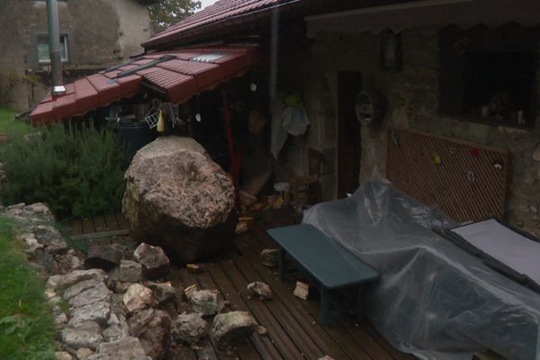 Dans la nuit de mercredi à jeudi, un rocher de quatre tonnes s’est décroché de la montagne pour finir sa course 150 mètres plus bas à moins de 2 mètres de la maison d'un couple de retraités à Corbonod dans l'Ain.