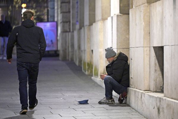 ILLUSTRATION : La ville de Nevers a de nouveau pris un arrêté interdisant "les gens attroupés ou assis" dans le centre et la gare