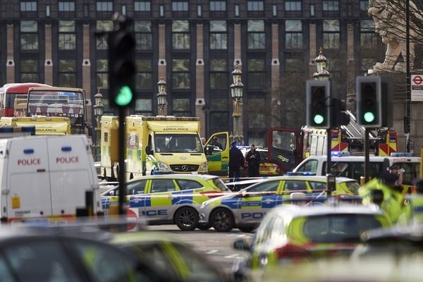 Police et secours sur le pont de Westminster à Londres où plusieurs piétons ont été fauchés par un véhicule.