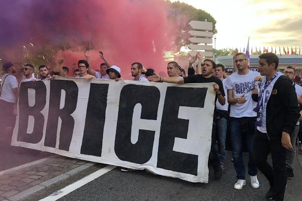 Environ 200 personnes participaient à Toulouse ce samedi 5 octobre à une marche en hommage à Brice Taton tué par des hooligans il y a 10 ans