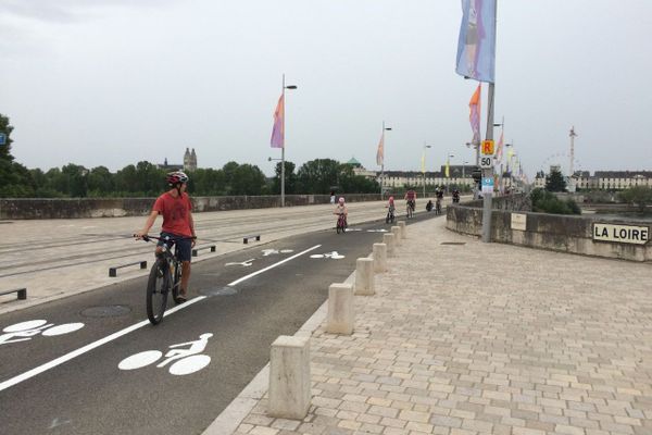 Plus aucune gêne entre piétons et cyclistes pour traverser la Loire sur le Pont de pierre