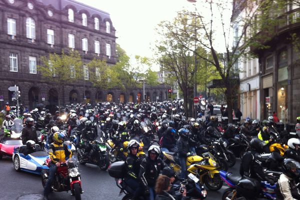 Devant la préfecture du Puy-de-Dôme, environ 2.000 motards ont protesté contre l'abaissement de la vitesse à 80 km/h sur les routes départementales.