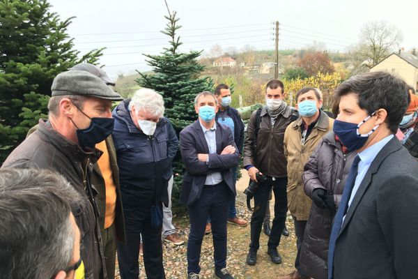 Le Ministre de l'agriculture Julien Denormandie (à d.) et les producteurs de sapins (à g. Frédéric Naudet)