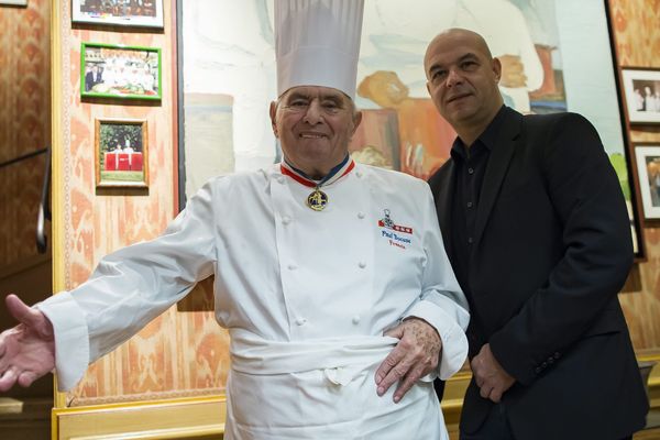 Bocuse, père et fils, posaient en 2016 au restaurant L'Auberge du Pont de Collonges, à Lyon. Paul Bocuse fêtait alors ses 90 ans.