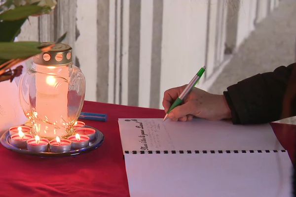 Une participante aux obsèques de Lionel adresse quelques mots à sa famille, ce samedi 13 février à Bordeaux. 