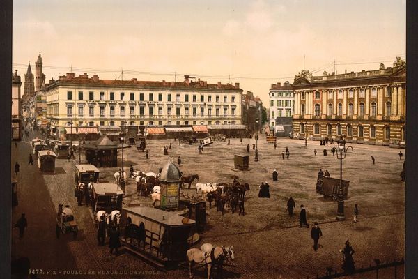 Illustration. Place du Capitole, Toulouse en 1890 - 1900.