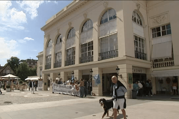 Piquets de grève devant le casino de Deauville...