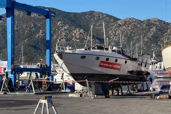 Le bateau a été dérieusement endommagé par les flammes