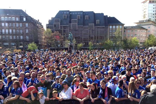 Des milliers de Strasbourgeois, place Kléber à Strasbourg.