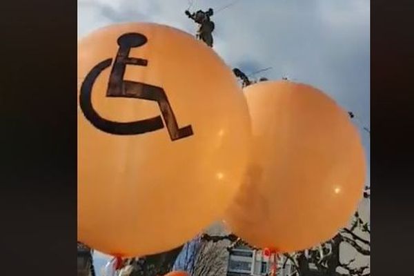 Des ballons oranges, symboles du handicap