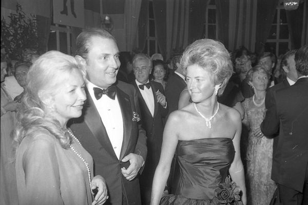 Le couple Michel et Anne d'Ornano (à droite), lors du premier Festival du film américain de Deauville en 1975. Doux mélange d'élégance à la fois branché et classique. 