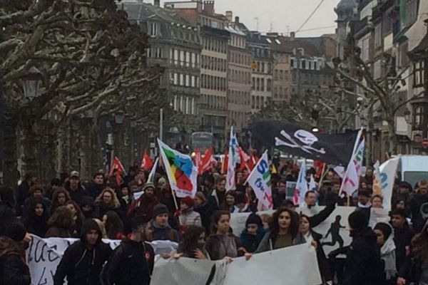 Manifestation des enseignants et des lycéens dans les rues de Strasbourg